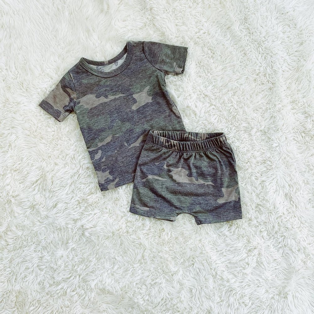 Unisex Camouflage Print Shorts and Tee shirts Sets.